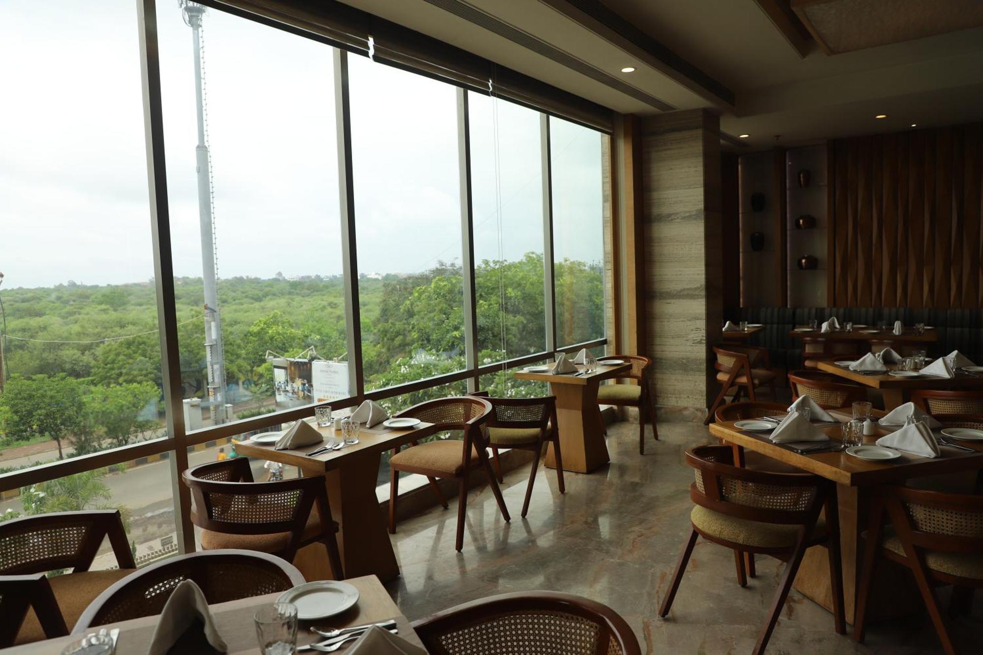 Efcee Sarovar Premiere Bhavnagar Exterior foto